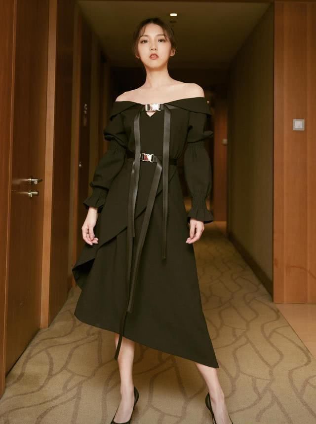 #露脐装#101的强东玥瘦成那样了短装露脐装呈现A4腰,柔美讨人喜欢有魅力