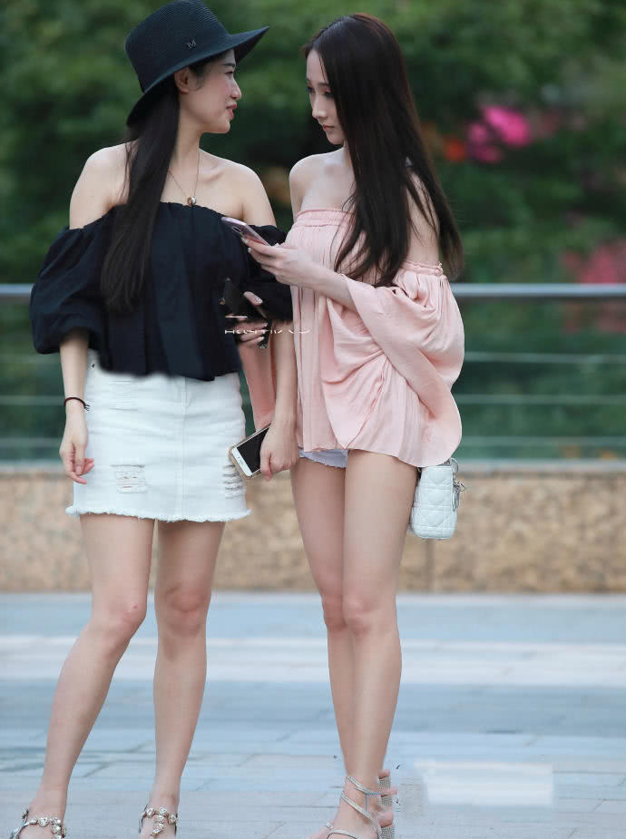时尚俏丽小姐姐街头大秀美腿。路人:谁输谁赢真的很难分辨出来呀