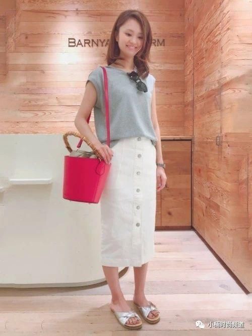 夏天就用白色系丹宁短裙打造成熟利落及休闲清爽穿搭！