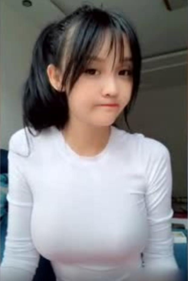 街拍：紧身衣使小姐姐光彩夺目，充满了浓郁的女人味