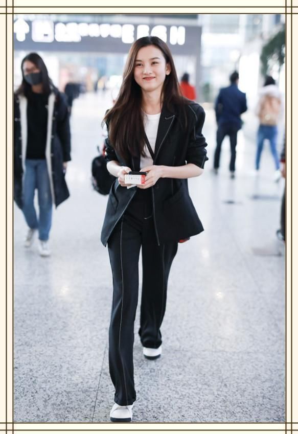 看了白百何的西装,再看宋祖儿,才知年龄根本无法和气质相提并论