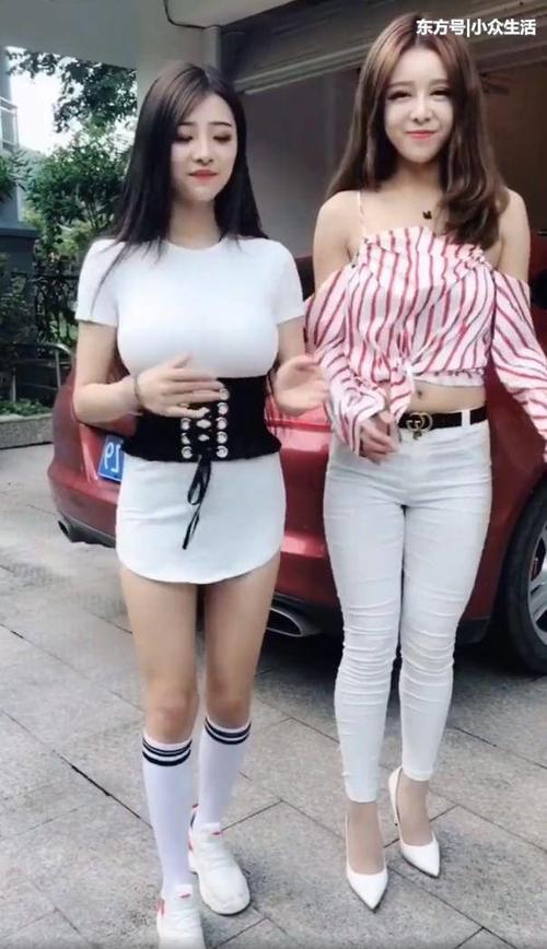 街拍：一对时髦的姐妹花，漂亮的女人一般闺蜜也不会差!
