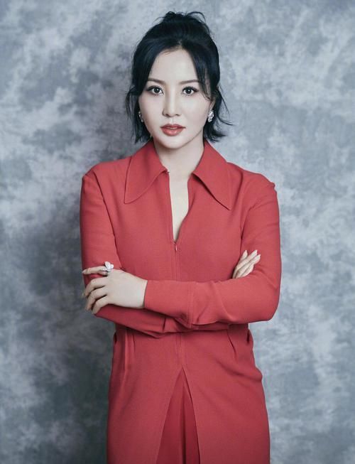  #连体#陶红真敢穿，性感的红唇搭配上率性飒气的连体裤，真是太惊艳了！