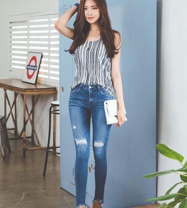 街拍靓丽搭配的牛仔裤小姐姐,潮流感十足,回头率特别高!