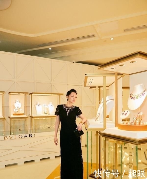 「 优雅」黑色蕾丝长裙秀身材,半百的年纪20岁身材,50岁许晴再次惊艳众人