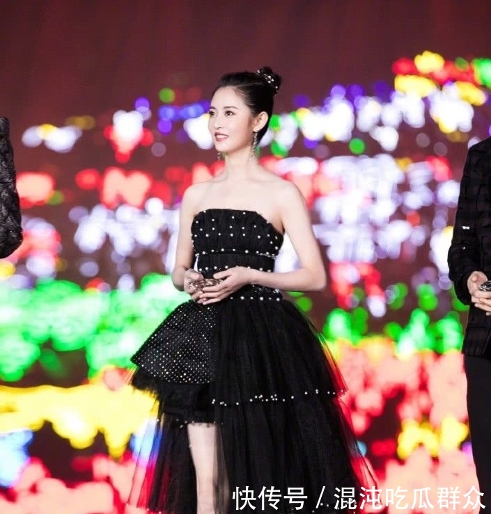 唐嫣结婚后力捧的90后小花,今穿黑色卫衣,配长