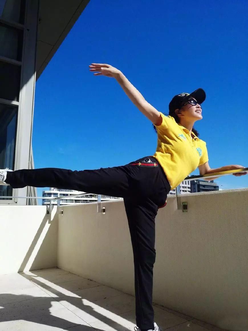 “装嫩”就服刘晓庆，64穿得像20多岁姑娘!没想到她舞技也这么好