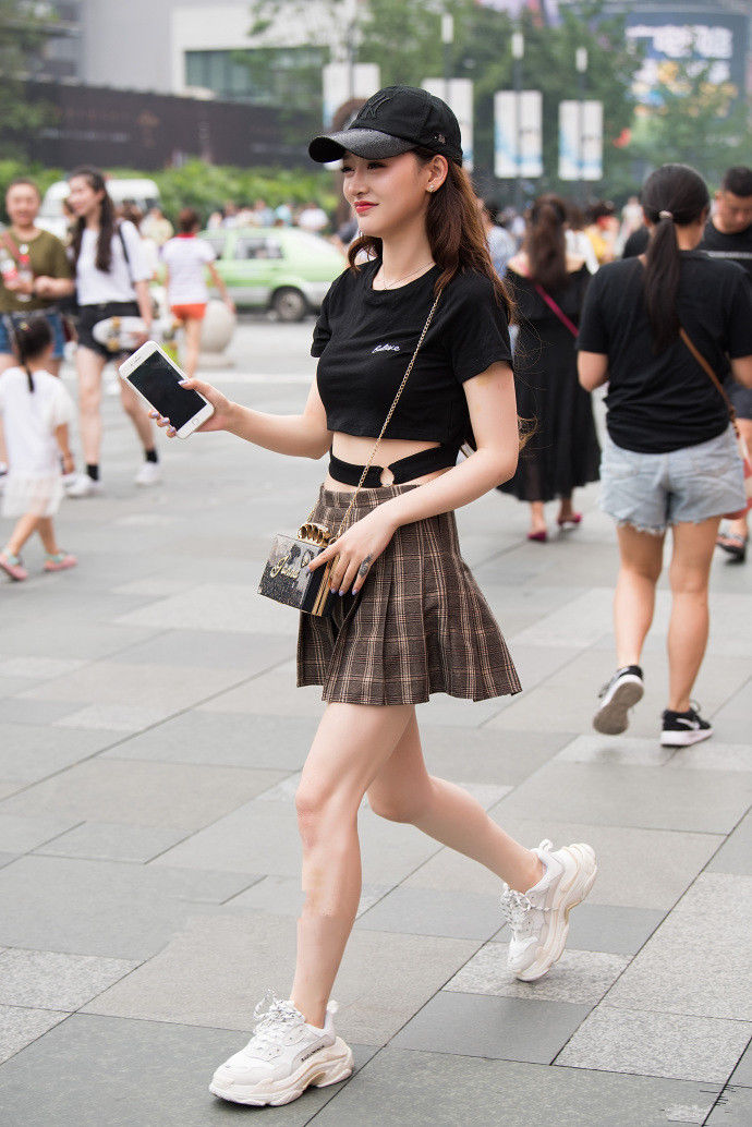 成都街拍，女神的打扮着实有气质，吸睛魅力十足，简直美翻了