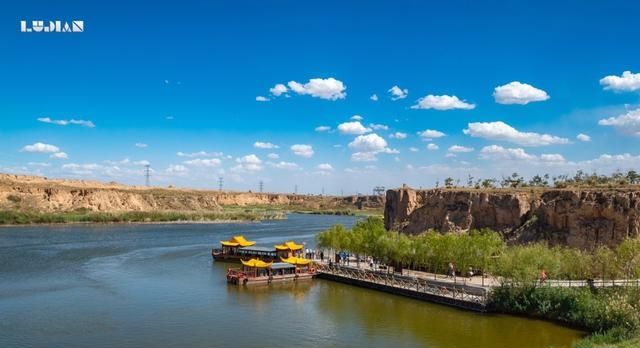 这个美丽的湖泊很低调，隐藏在宁夏银川的峡谷断崖间