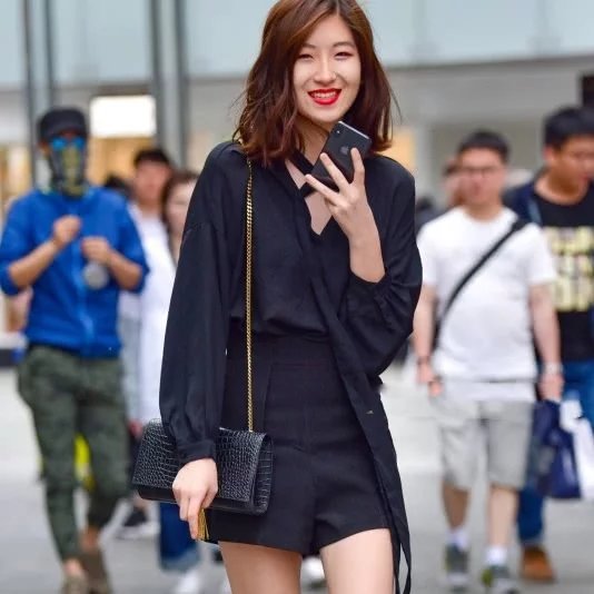 气质小姐姐黑色紧身衣穿出好身材，超短裤大秀白皙长腿