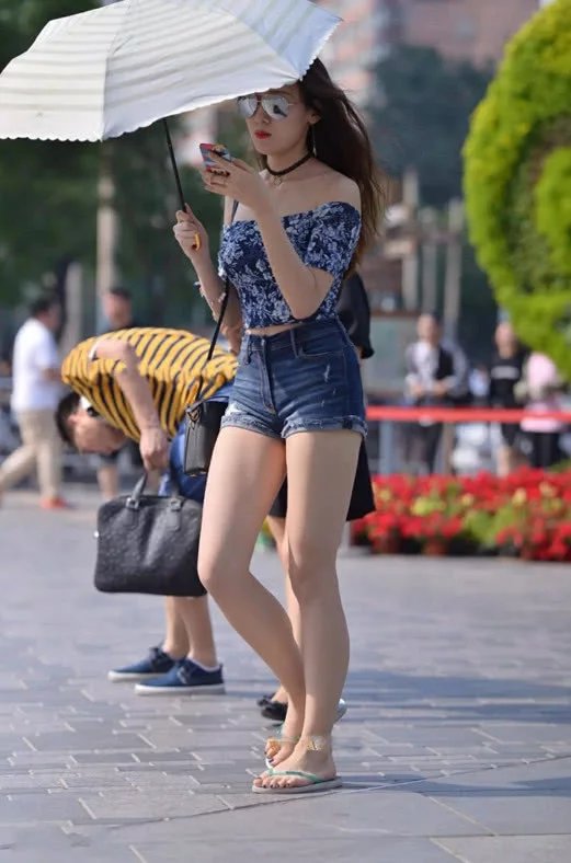 会穿搭的小姐姐，总能够凸显个人魅力，短裤穿搭尽显修长大腿