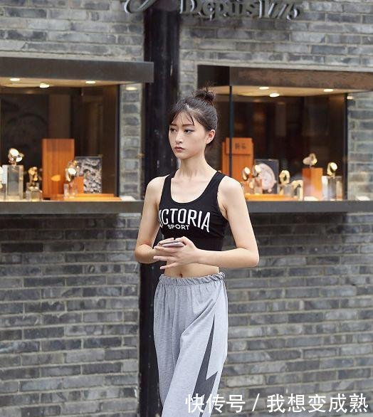 路人街拍，白色紧身裹胸，秀出小姐姐的小蛮腰，很是阳光性感