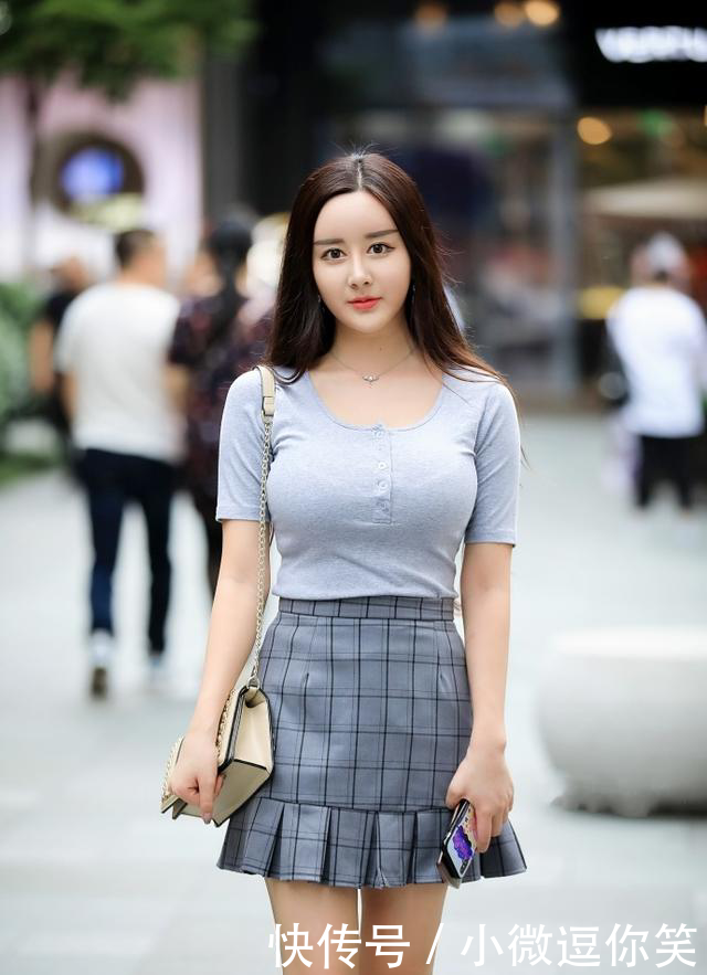 街拍:图4小美女的“大菠萝”又大又迷人,让人一眼难忘!