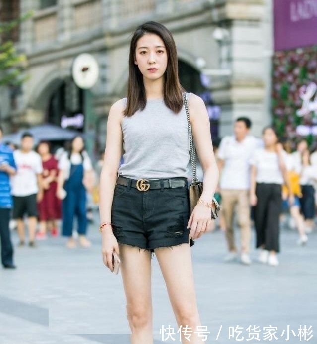  [显得]街拍：小姐姐一件白色的紧身短连衣裙，显得清纯可人