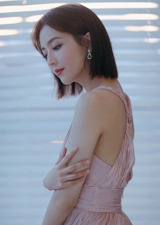 佟丽娅为了秀小蛮腰也是拼了，网友:腰带把腰围嘞坏了吧!