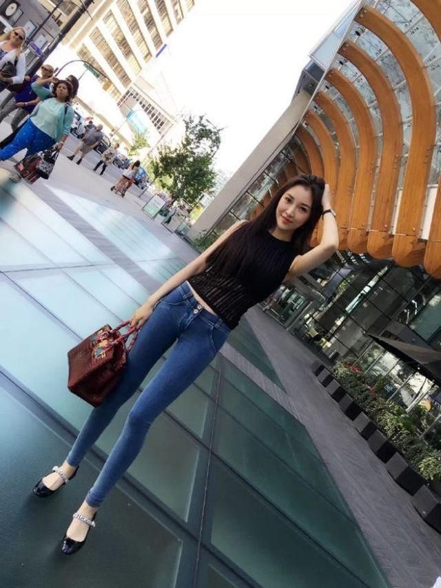 大长腿的她们，是这样穿修身牛仔裤的，夏天也非常耐人寻味！