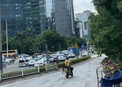  「矗立」广东深圳：寸土寸金的城中心，矗立一座祠堂，谁拆就把