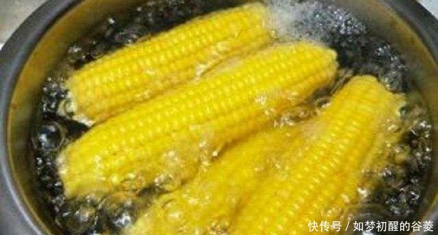 【香甜】水煮玉米别只用清水了,多加“2样”东西,煮熟的玉米香甜又软糯!