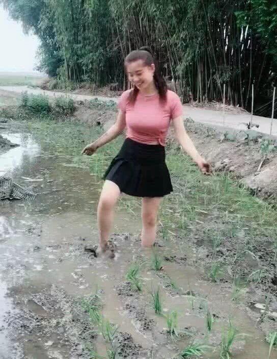 00后小姐姐田间插秧，紧身衣配上超短裙，性感妩媚不食烟火