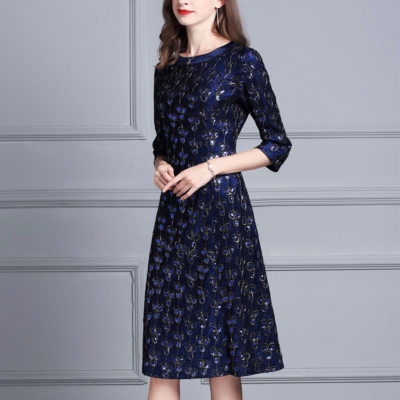 我今年53岁，也爱穿的美美哒!气质裙+高跟鞋，美得让人着迷