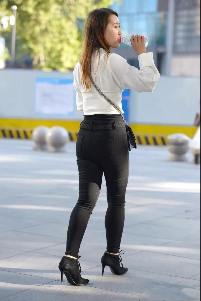 街拍：素颜出行，体态丰满，穿黑裤的翘臀性感美女