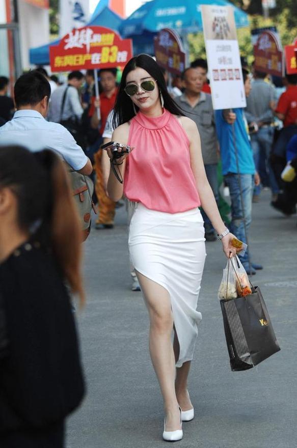 街拍：图1穿超短裤的63岁赵雅芝，图3胯真宽！图4裙子不怕掉么？