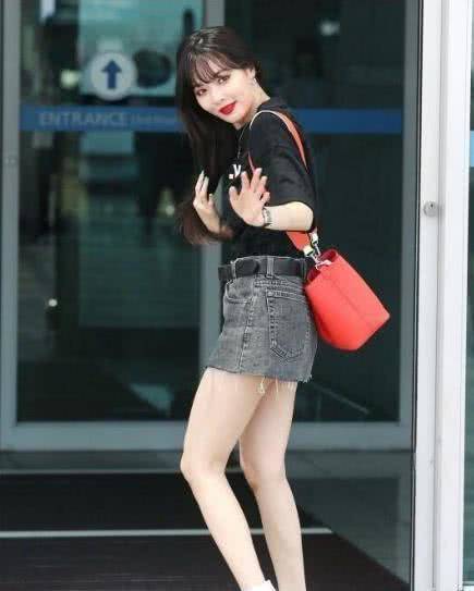 金泫雅不怕走光，裙子提得又高又紧，网友：难怪站着都尴尬！