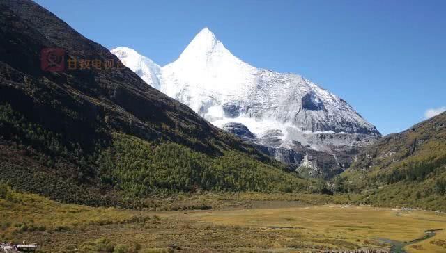 稻城亚丁景区迎来首个小高峰!日接待游客超15000
