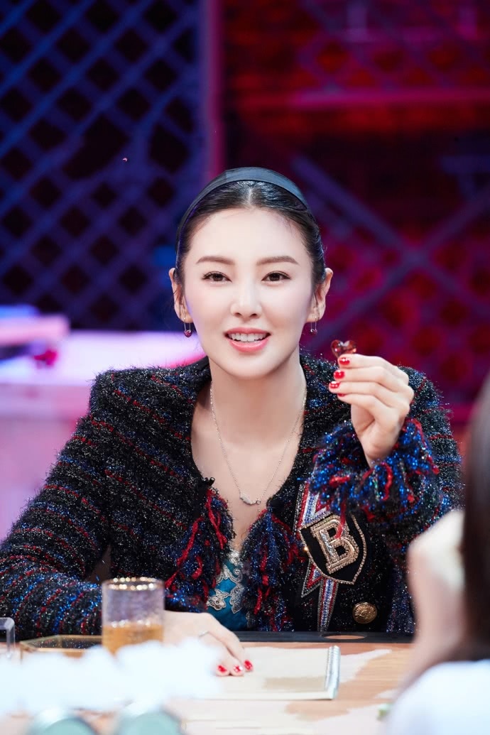 张雨绮短裤穿这么短，袁巴元同意吗？网友：这腿我彻底服了！