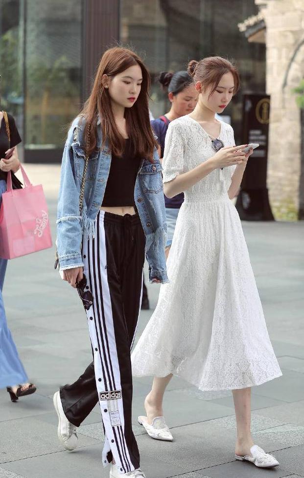 穿蕾丝吊带裙的女孩，半透明的设计，不经意的性感最有杀伤力