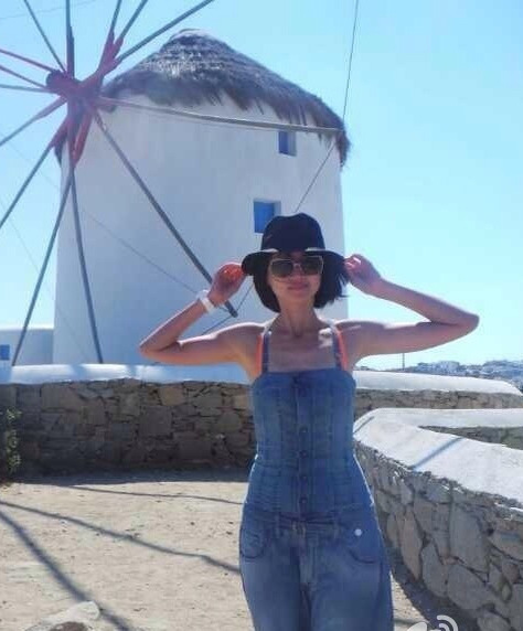 沈佳妮身穿开叉长裙端庄优雅，尽秀大长腿，网友：朱亚文好眼光！