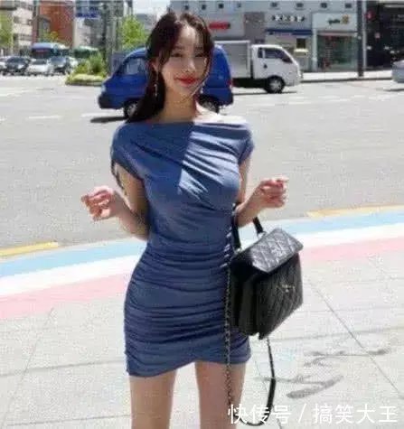 穿包臀裙的小姐姐婀娜多姿，风情万种很值得一看