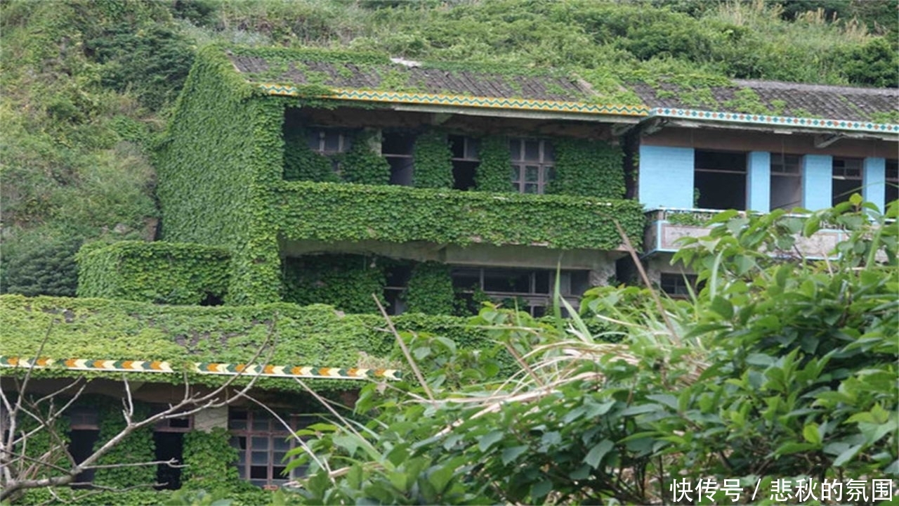 究竟发生什么让村民集体搬迁往日的富裕小镇,现在成为“鬼村”