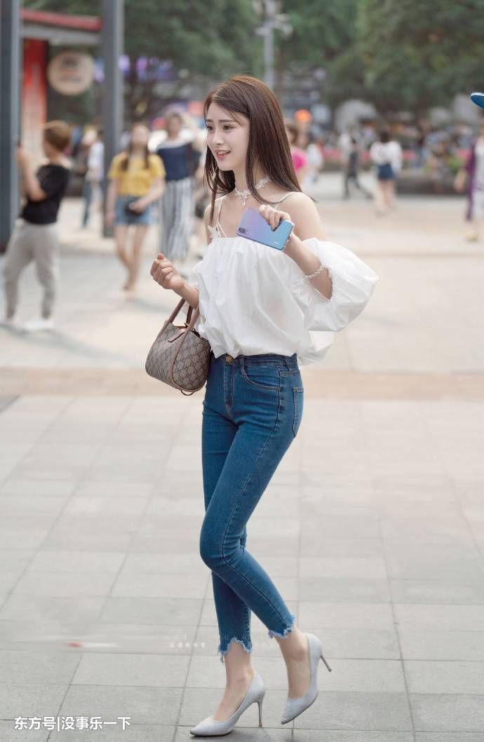 街拍杭州：初秋来了，穿上修身的牛仔裤，展示出性感的好身材！