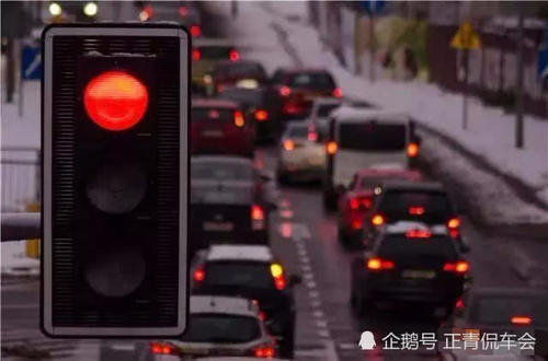 三下双闪是什么意思？老司机提醒：公认的三大灯语，安全又礼貌！