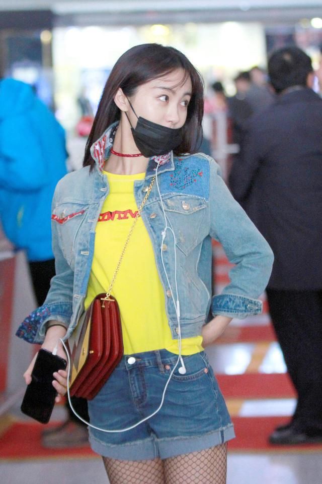 李菲儿把一件好好的T恤剪出了多个窟窿，不但不丑还意外的时髦！