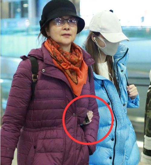 李小璐夜宿门后首次公开现身 手掌紧抓妈妈胳