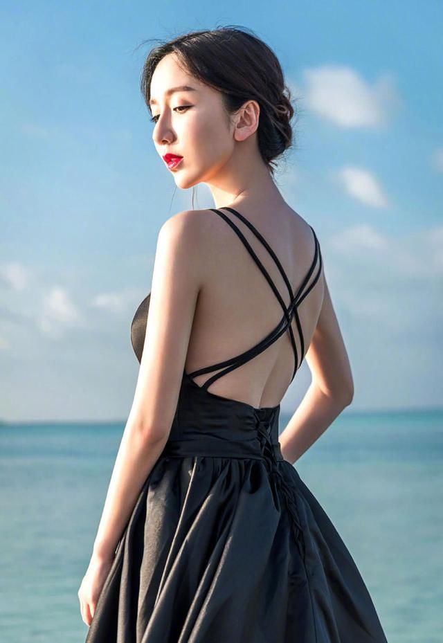 娄艺潇黑色长裙露美背，侧面照引发网友热议：想不到这么有料！