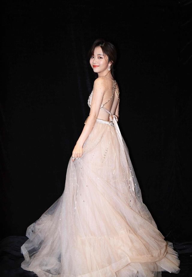 谭松韵穿露背装无性感加层，但红唇加分，网友：还是适合少女风！