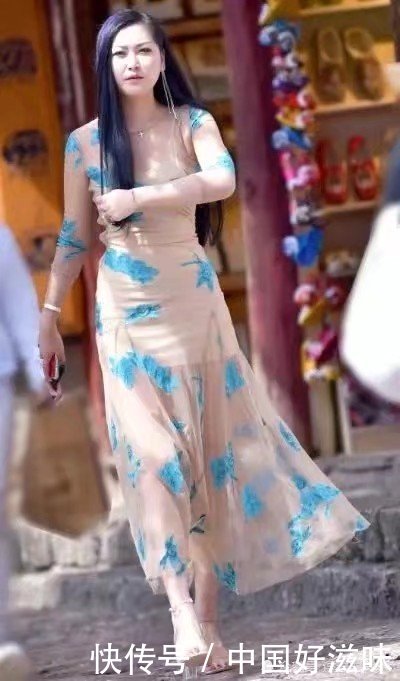 穿连衣裙的小姐姐，人美穿着又有品味，想不吸睛都难
