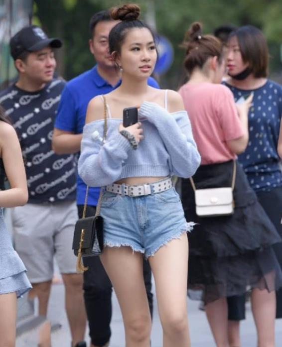 风范|街拍:身穿清爽美丽女孩,美丽的穿搭,尽显女神风范