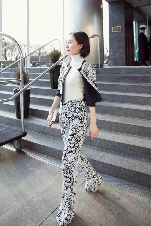 舒畅真疯狂! 穿的紧身的裤子下面都勒变形了 网友: 看着都觉得疼!