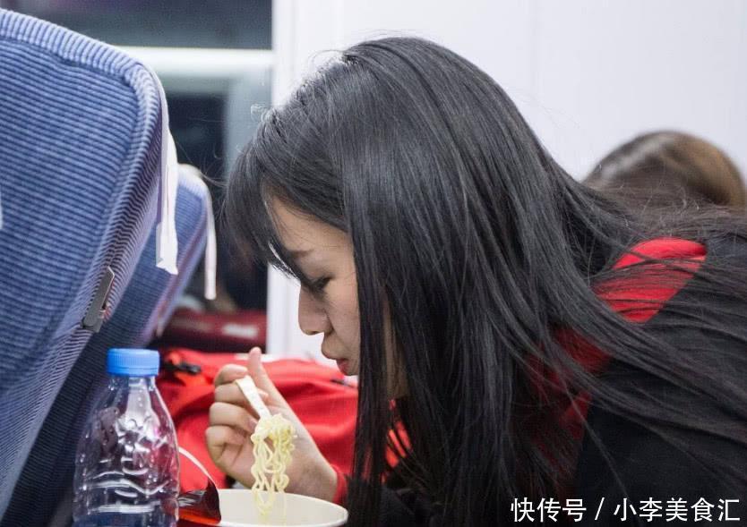 为什么高铁上不允许卖方便面，而火车上却有卖？听听设计师怎么说