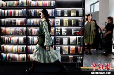  变身：书店变身秀场 直播展示新款时装设计