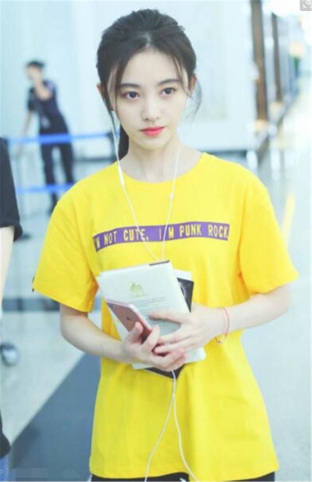 鞠婧祎终于好好穿裤子了，76斤穿出86斤的匀称，早该这样穿了！