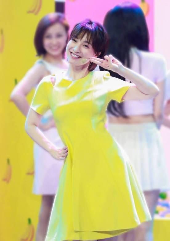 20岁周洁琼和35岁吴昕同穿黄色连衣裙,网友:一个真嫩一个装嫩