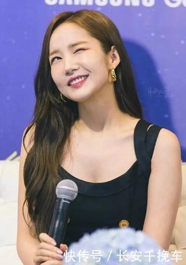 朴敏英脚踩15cm的细针出席活动,脚尖脚背垂成一条线,心疼