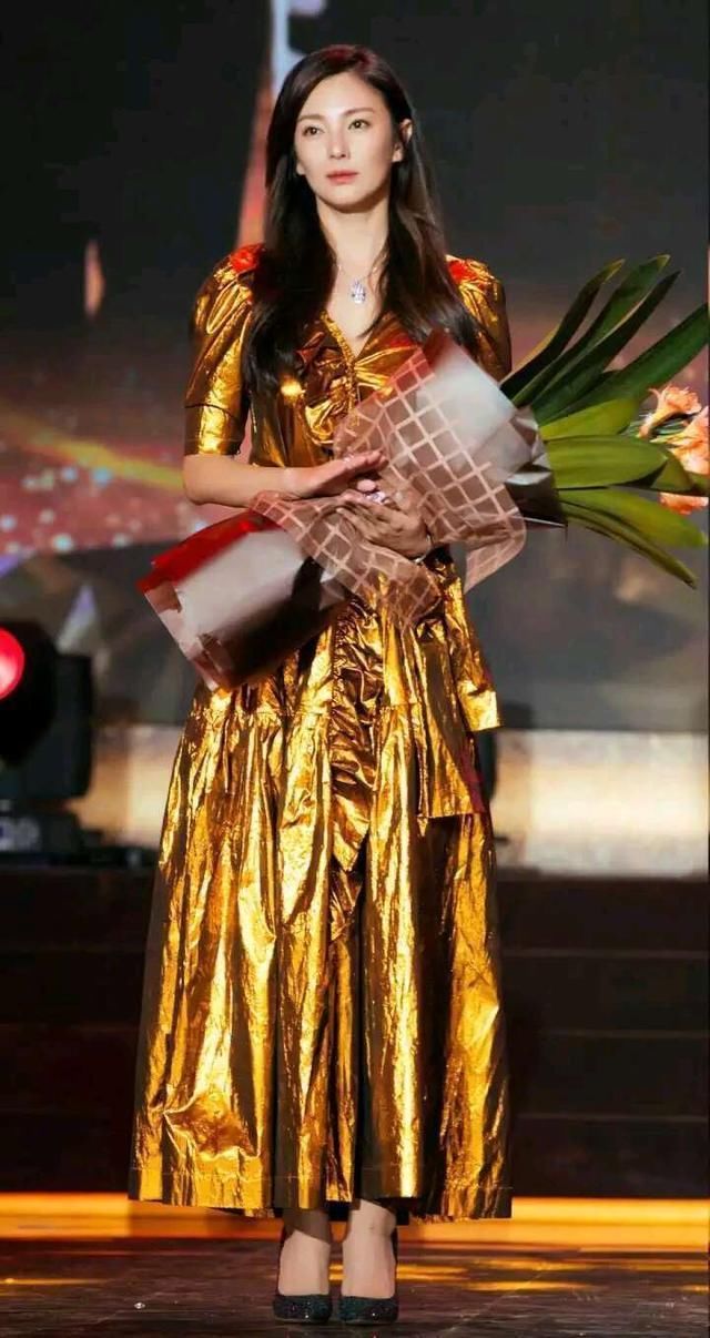 服了张雨绮，土豪金连衣裙还能穿出高级感，也就你有这气场!