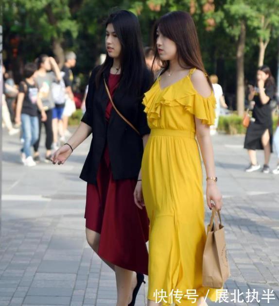  #味儿#街拍美女：精心搭配的紧身裙小姐姐，尽显性感女人味儿！