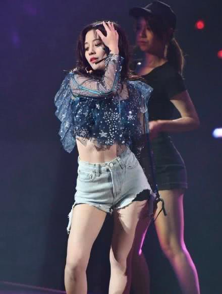 165的“明玉”和159鞠婧祎同穿短裤，终于知道身高不够，什么来凑